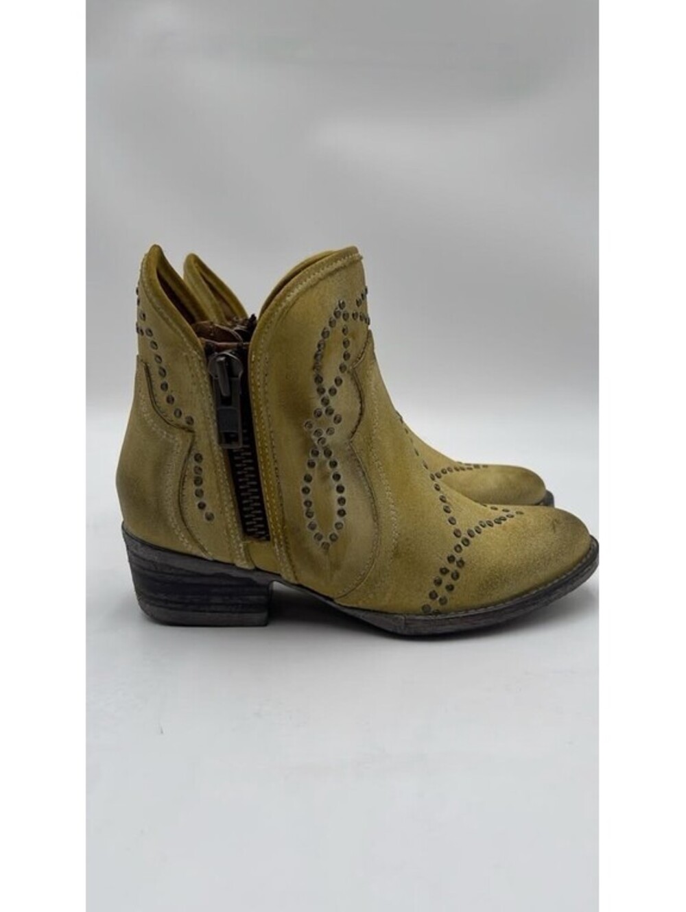 Circle G ankle booties distressed leather silver stud Yellow Size 7M